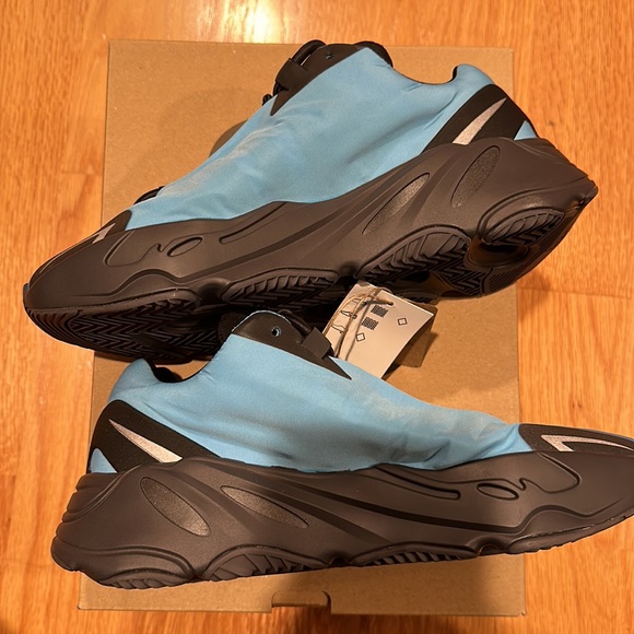 Yeezy 700 MNVN - Picture 2 of 7